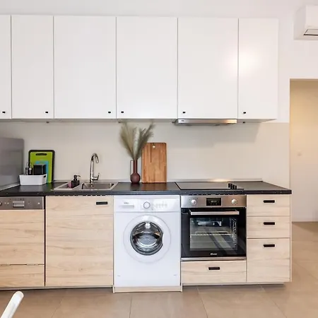 아파트 Cute&comfy With Outdoor Space -new Built 풀라
